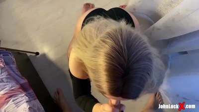 مو قرمز در حال مکیدن دیک و لعنت به بالا، گرفتن تقدیر در الاغ او